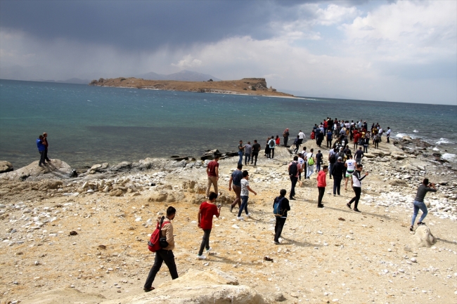 Van Gölü'nde Çarpanak Adası'na antik yoldan yüzerek ulaştılar